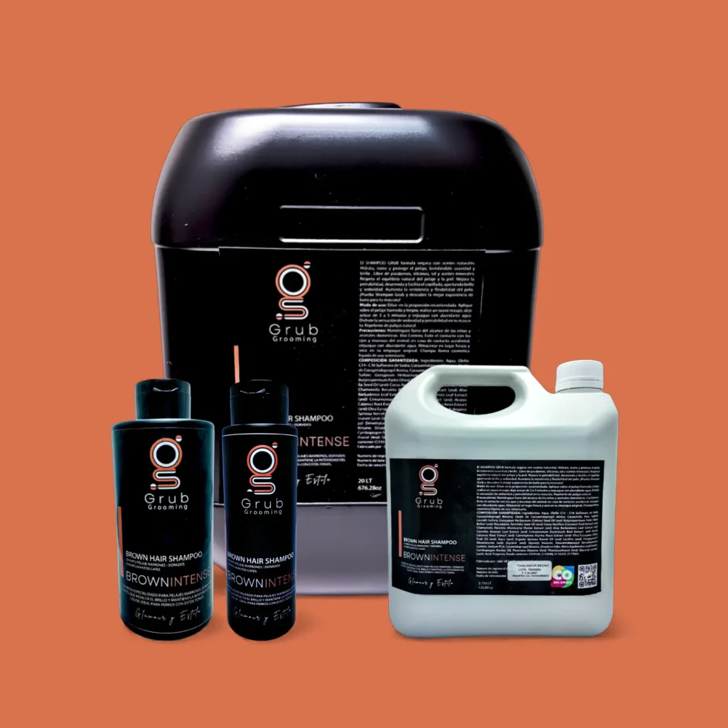 Colección completa del champú Brown Intense de GRUB Grooming en presentaciones de 20 L, 3.780 mL, 1.000 mL y 500 mL. Fórmula con aceites naturales diseñada para pelajes marrones, dorados y cafés que resalta el brillo y mantiene la intensidad del color.