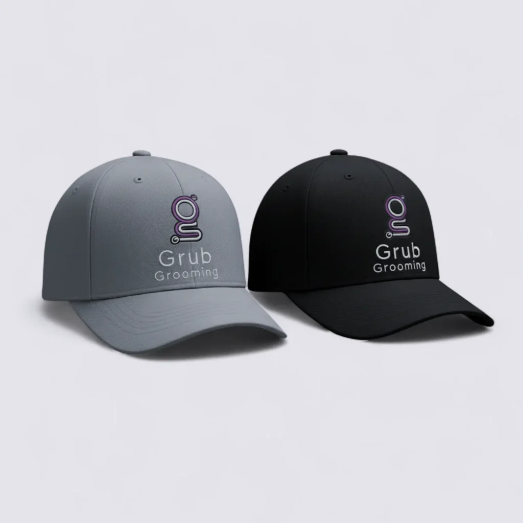 Colección de gorras profesionales de GRUB Grooming en colores gris y negro. Uniforme de trabajo con bordado central del logo, ideal para jornadas de trabajo, ferias o eventos. Material algodón transpirable de alta calidad y cierre trasero ajustable.